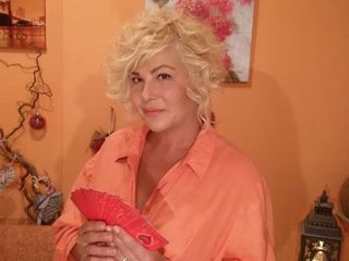 Enter my FREE CHATROOM MonikaCards